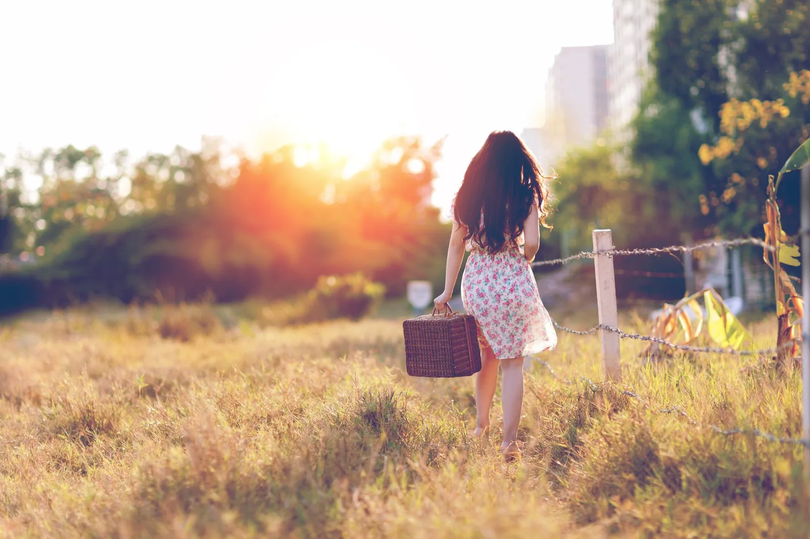 Cô gái châu Á bình thản đi dạo một mình