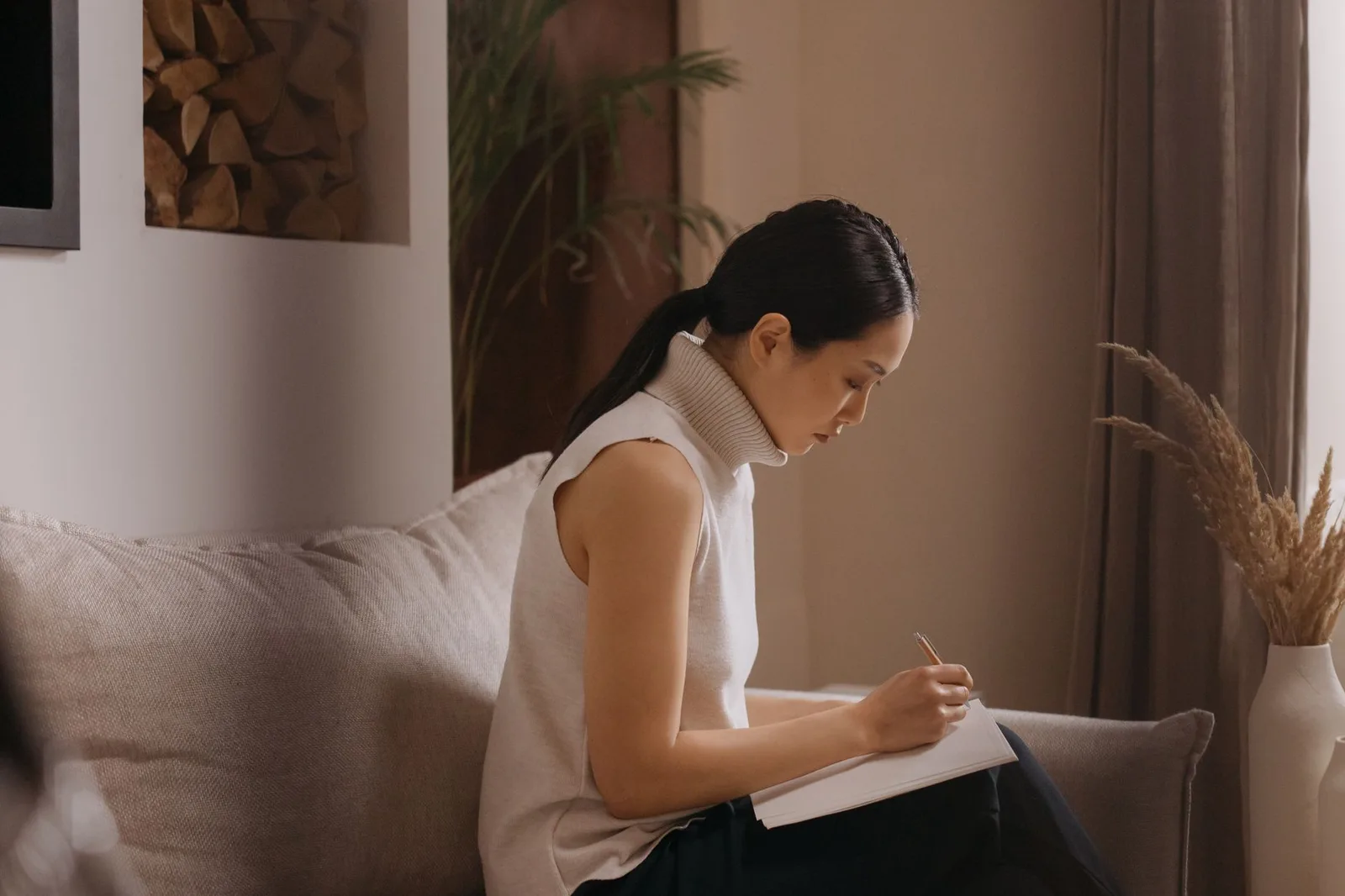 Người phụ nữ châu Á viết nhật ký để chuẩn bị hành trình cân bằng