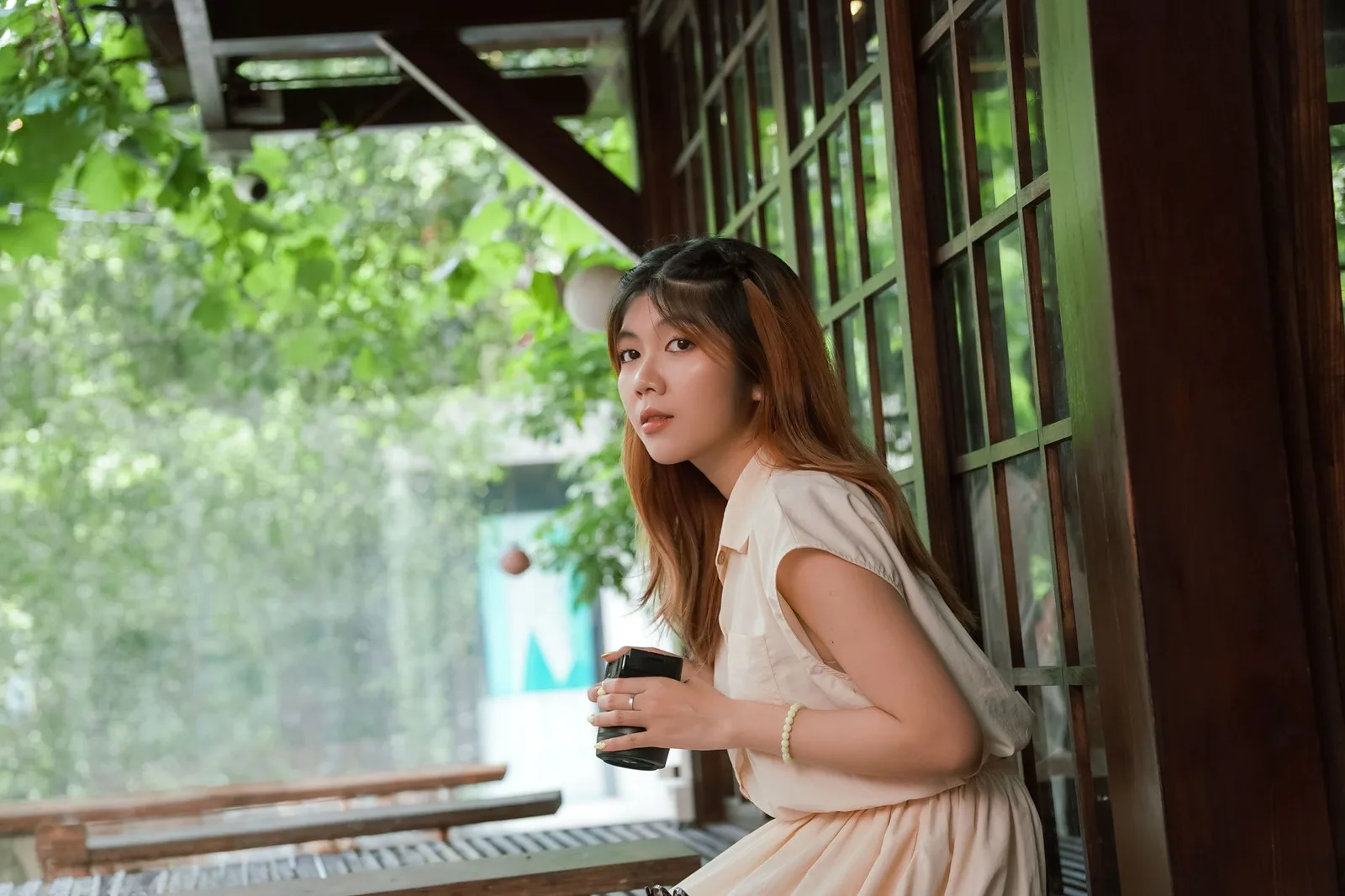 Người phụ nữ bình ổn cảm xúc bên khung cửa sổ