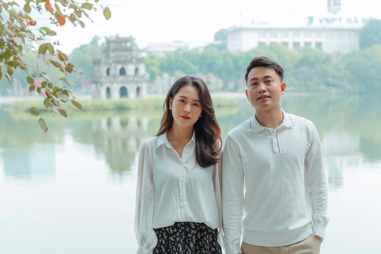Cặp đôi châu Á trò chuyện để kết nối lại sau khoảng lặng
