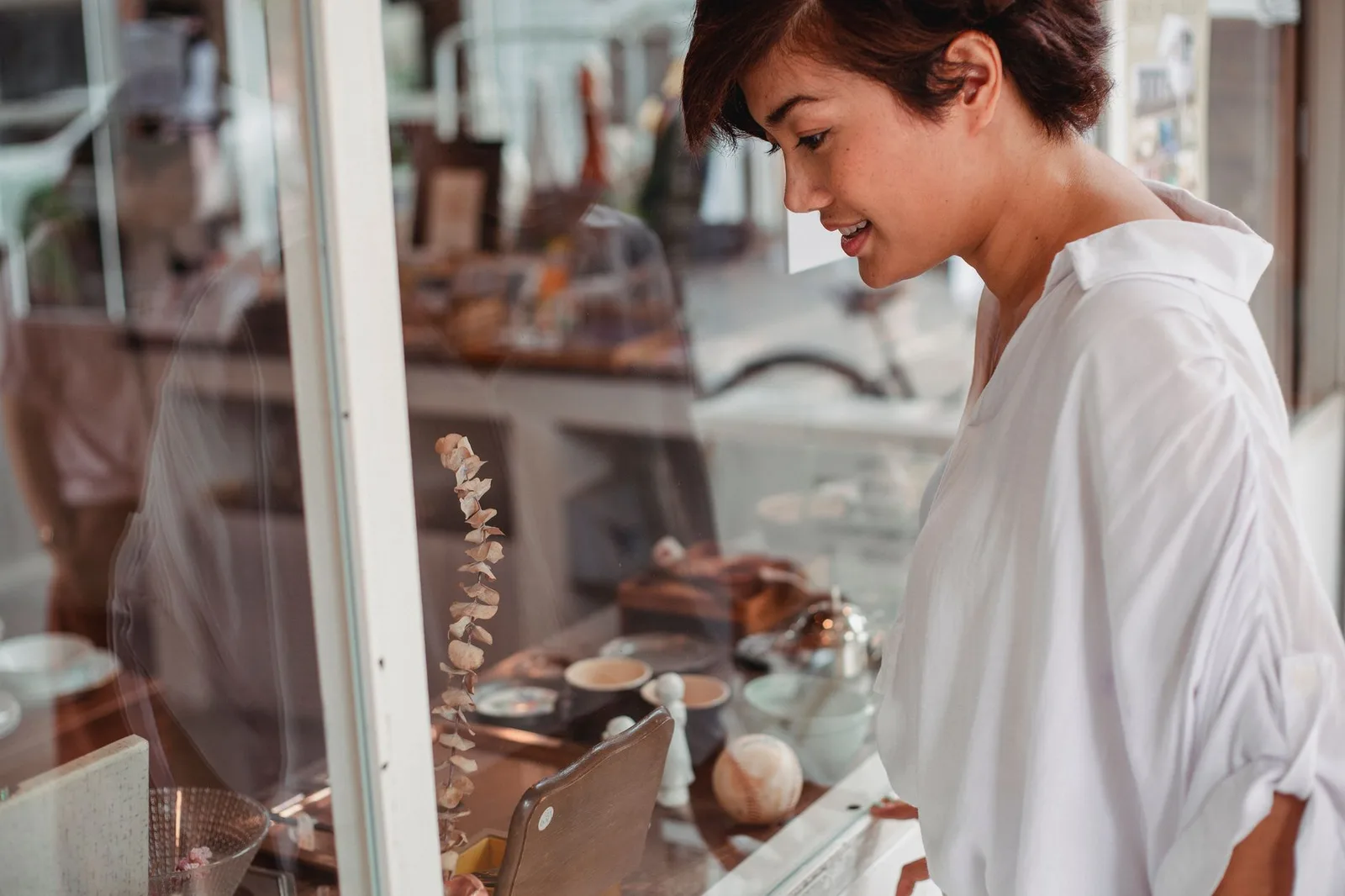 Người phụ nữ châu Á suy ngẫm bên cửa sổ trước một quyết định tình cảm
