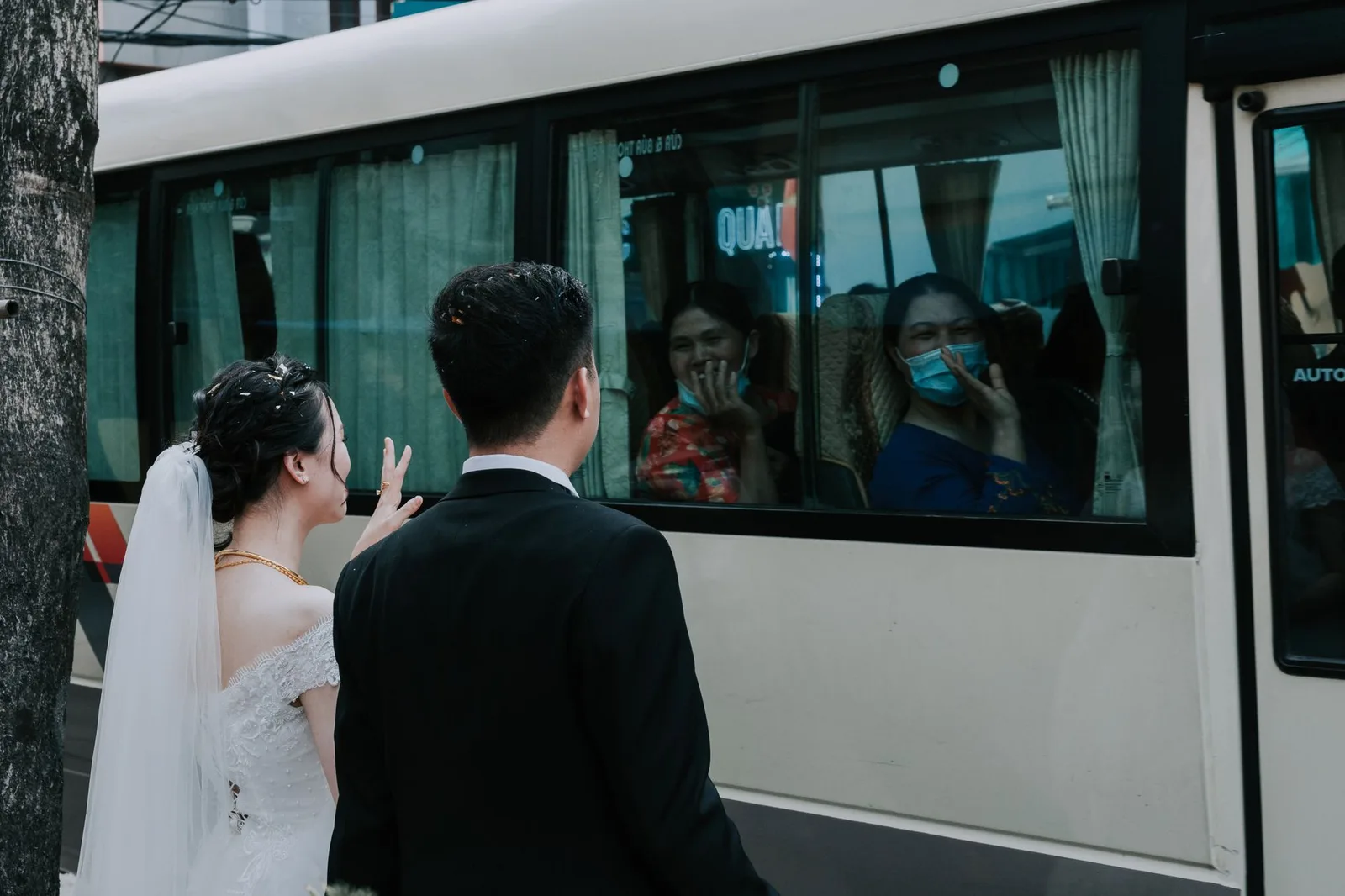 Cặp đôi châu Á bình tĩnh nói lời chia tay ngoài trời