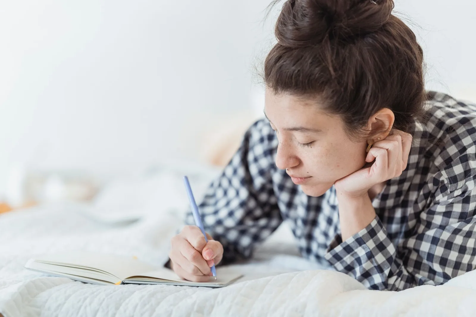 Người phụ nữ châu Á duy trì thói quen viết nhật ký
