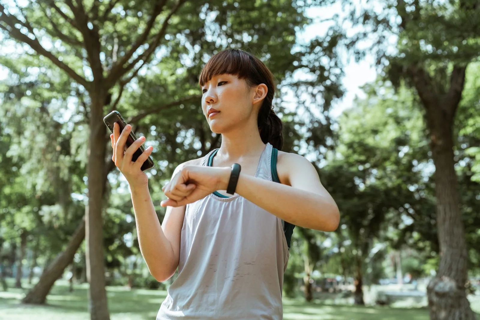 Người phụ nữ châu Á lo âu kiểm tra điện thoại