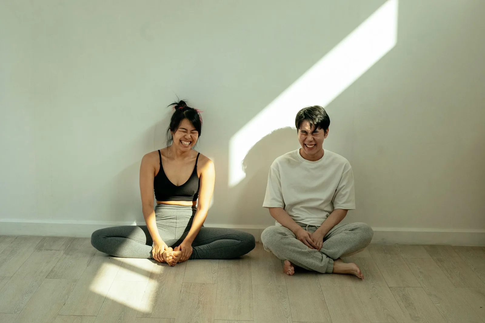Cặp đôi châu Á ngồi xa nhau trong im lặng
