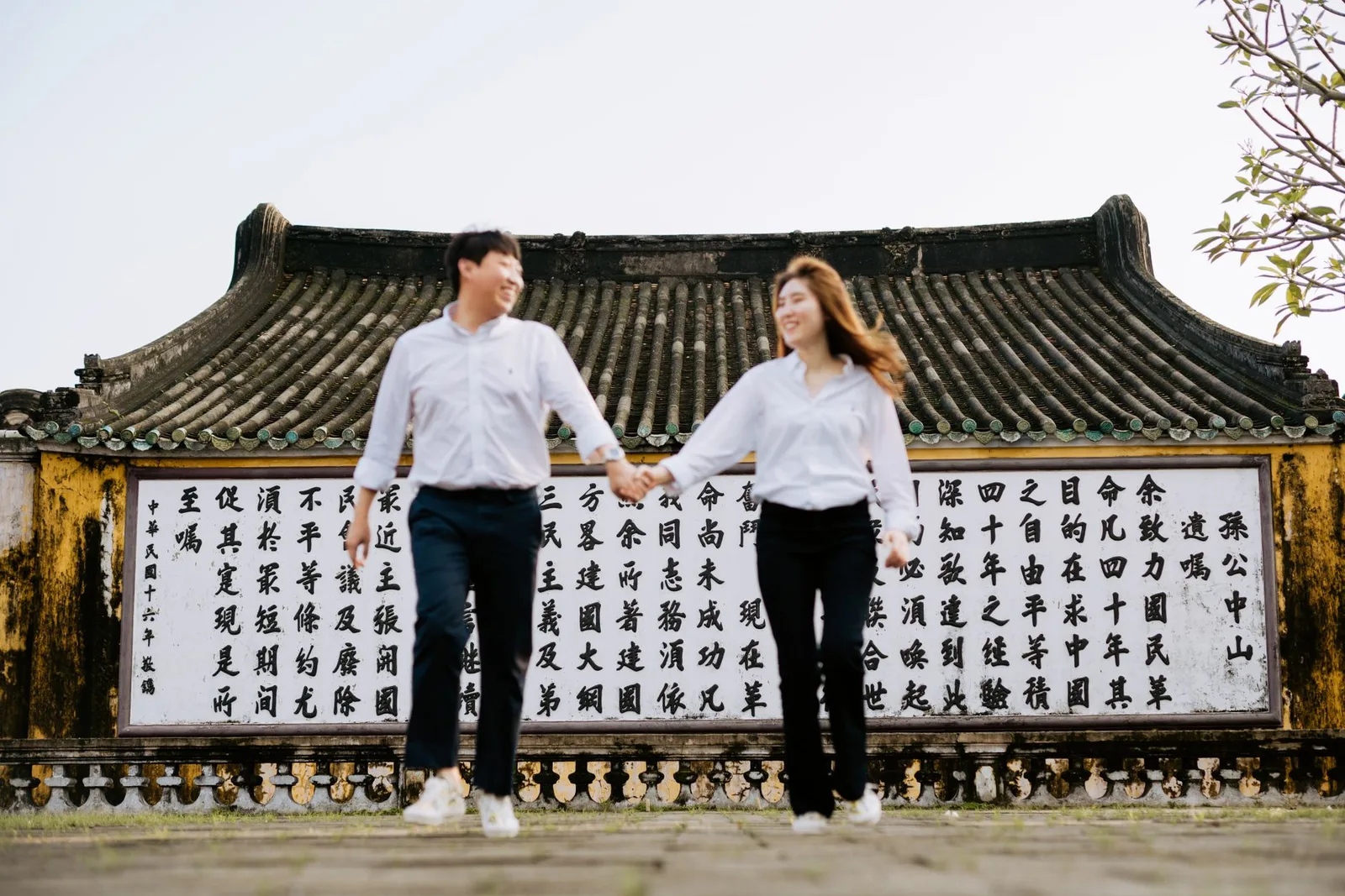 Cặp đôi châu Á nắm tay cùng bước đi
