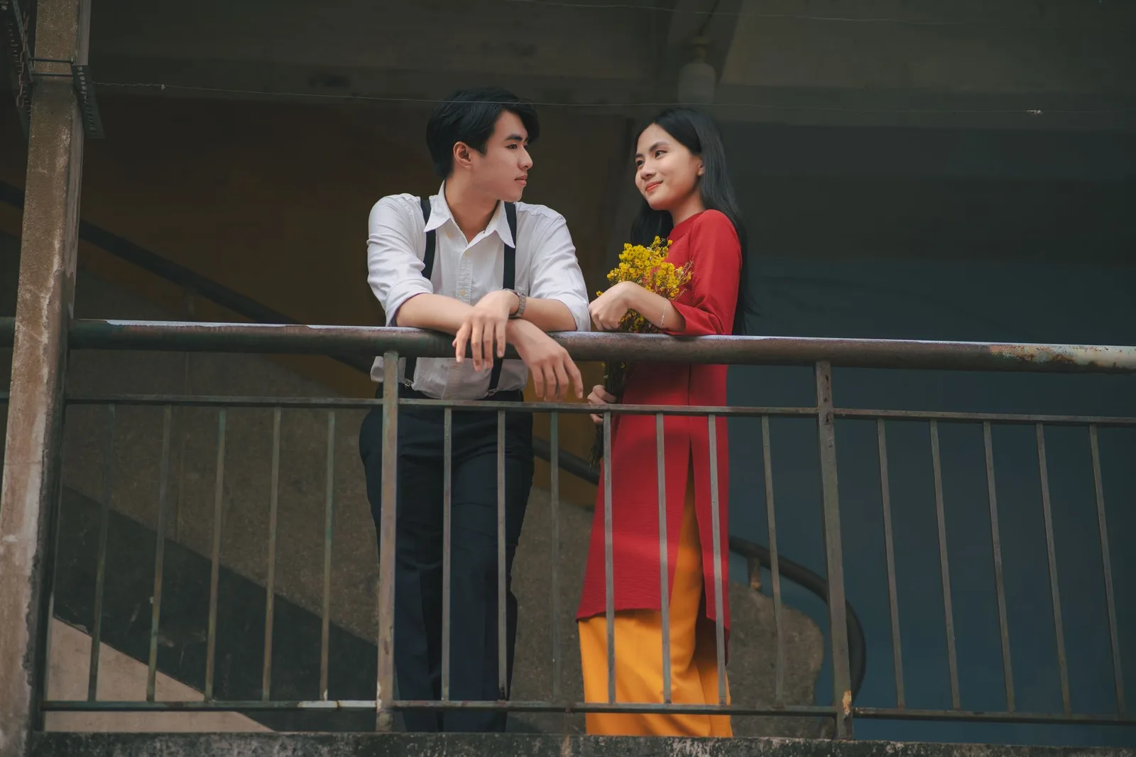 Cặp đôi châu Á trao đổi nghiêm túc về tình yêu