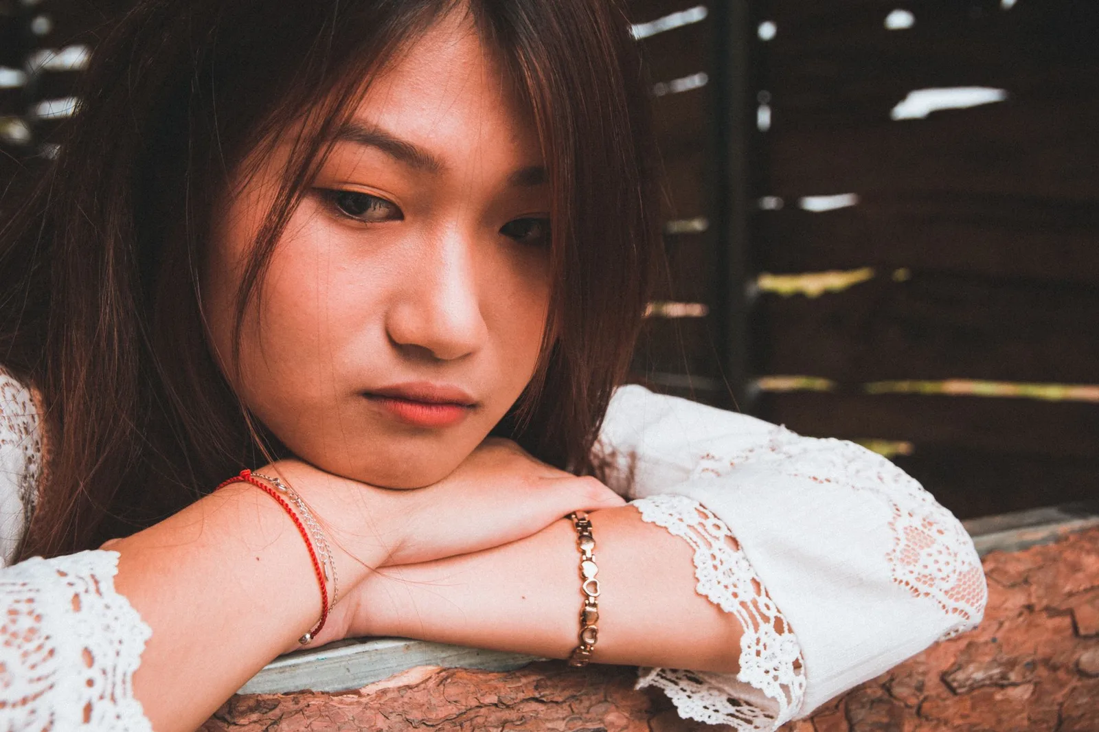 Người phụ nữ châu Á suy tư về sự không chắc chắn trong tình yêu
