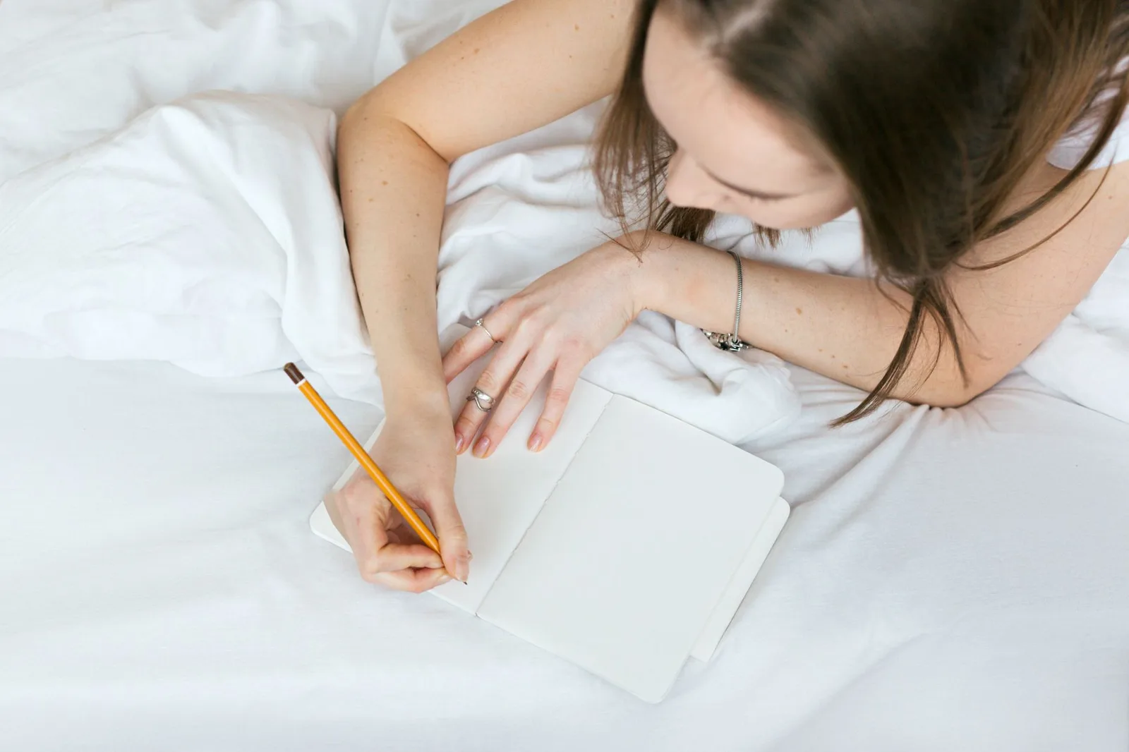 Người phụ nữ viết nhật ký để nhìn lại kỳ vọng và cảm xúc