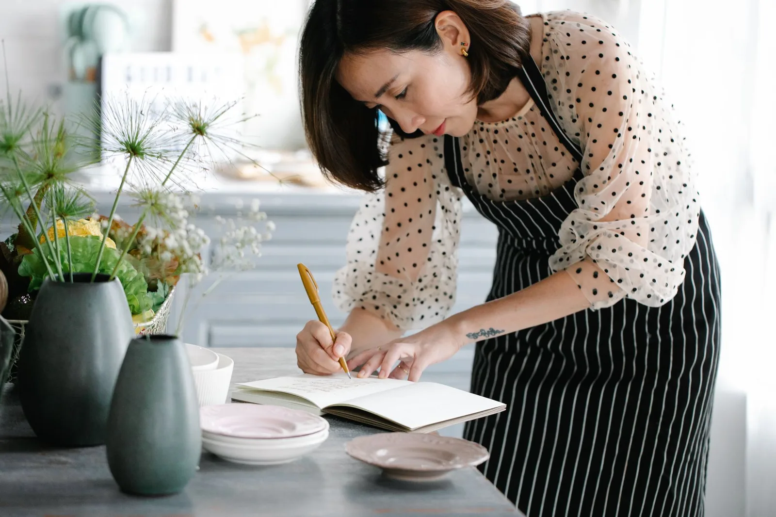 Người phụ nữ châu Á xây dựng kế hoạch hành động thực tế