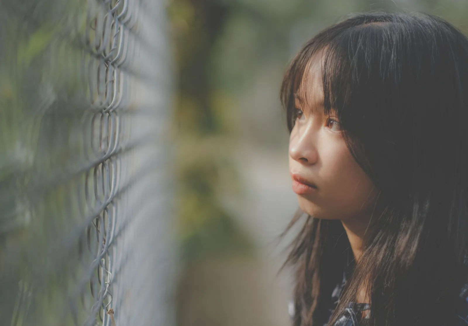 Một đứa trẻ buồn bã vì luôn cảm thấy mình chưa đủ tốt