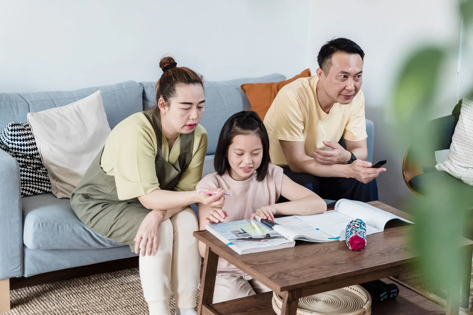Cha mẹ đồng hành cùng con học tập mà không tạo thêm áp lực