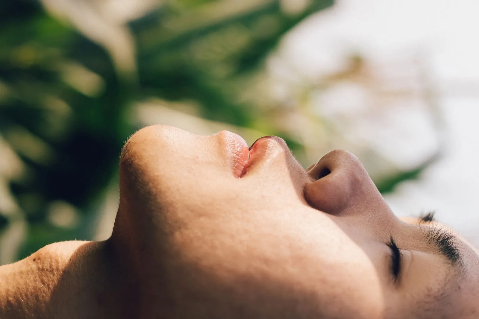 Người phụ nữ châu Á hít thở sâu giữa thiên nhiên