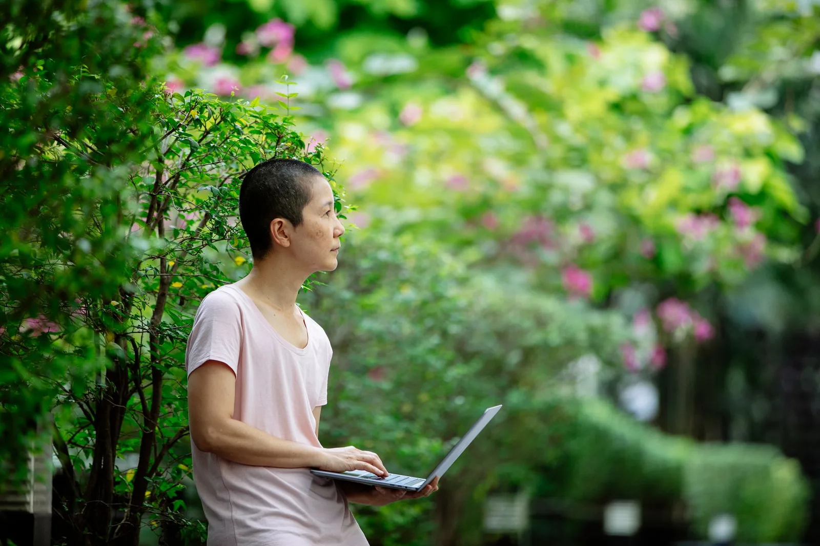 Người phụ nữ châu Á thư giãn ngoài trời và tạm rời điện thoại