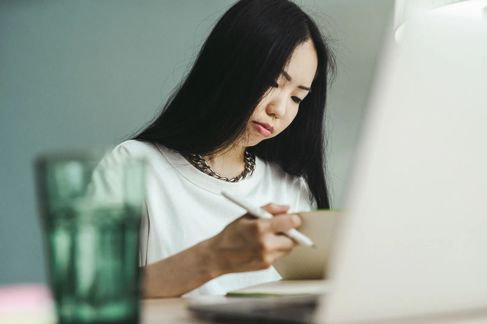 Người phụ nữ viết nhật ký để nhìn lại cảm xúc