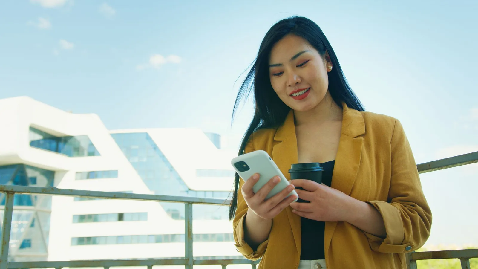 Người phụ nữ bình tĩnh cân nhắc trước khi nhắn tin