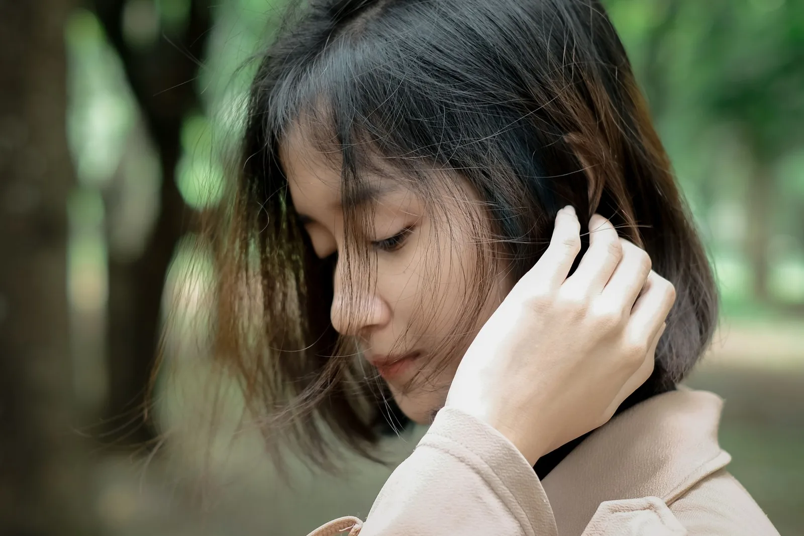 Người phụ nữ châu Á đi dạo thư thái để hồi phục cảm xúc