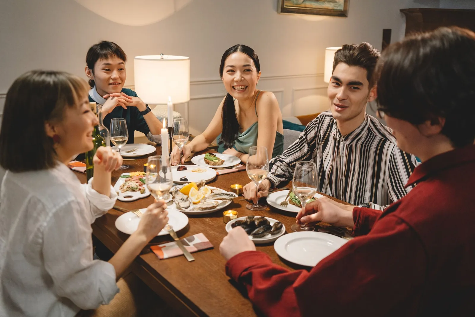 Những người bạn quây quần giúp nhau vượt qua nỗi buồn