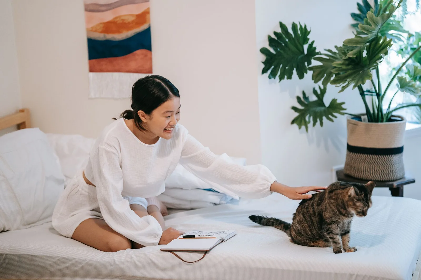 Người phụ nữ châu Á lập kế hoạch chăm sóc bản thân cho tuần mới