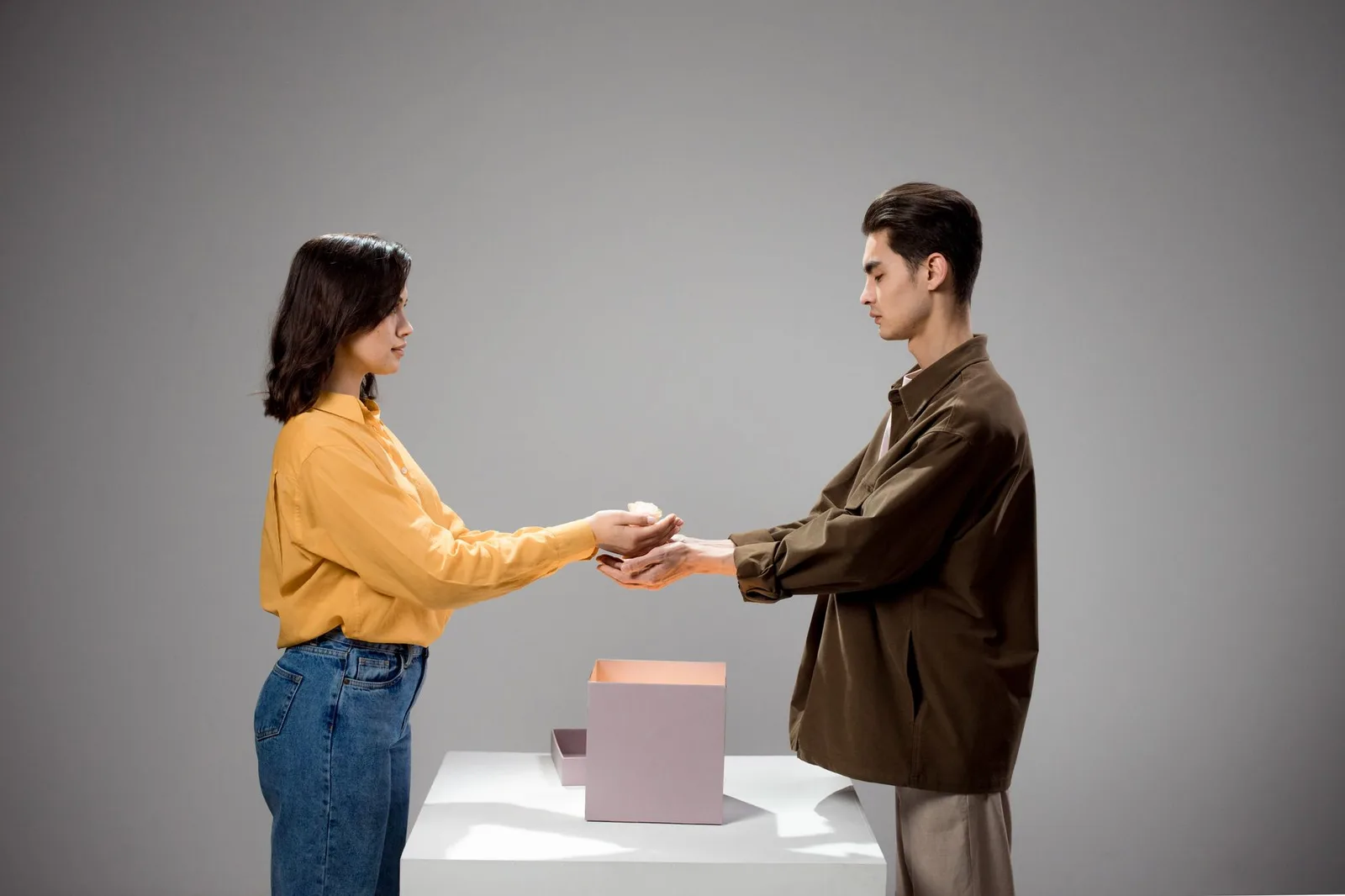 Hai người châu Á trao lại đồ tại nơi công cộng