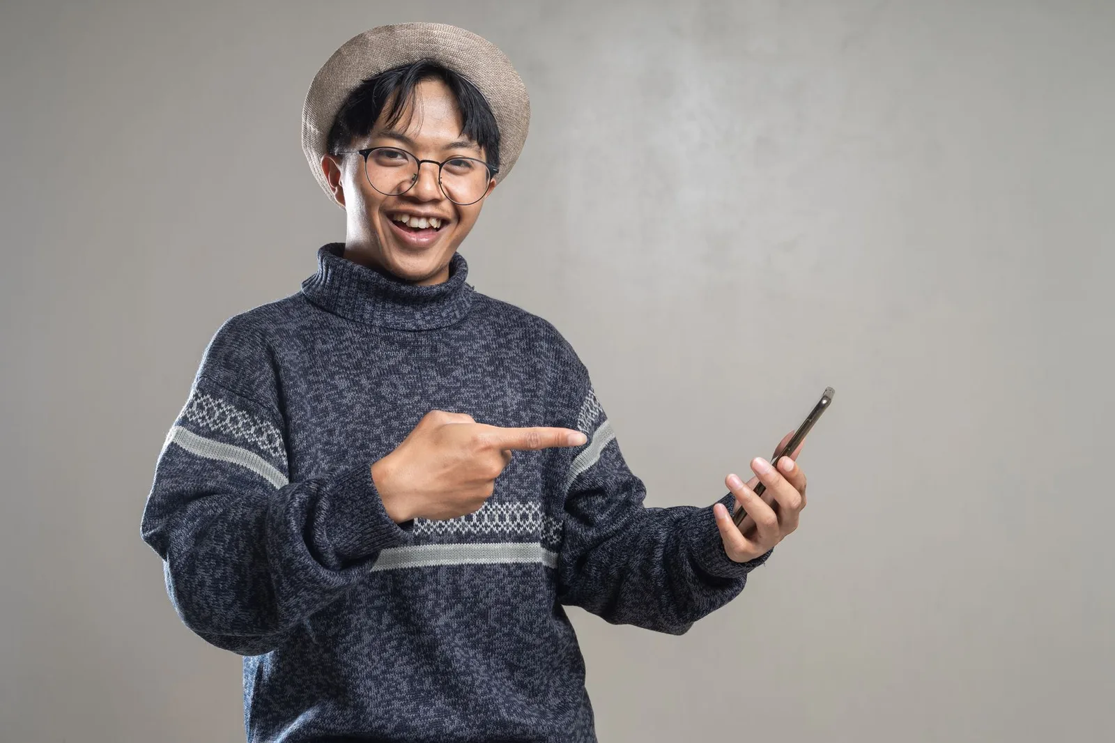 Người đàn ông cân nhắc có nên nhắn tin tiếp