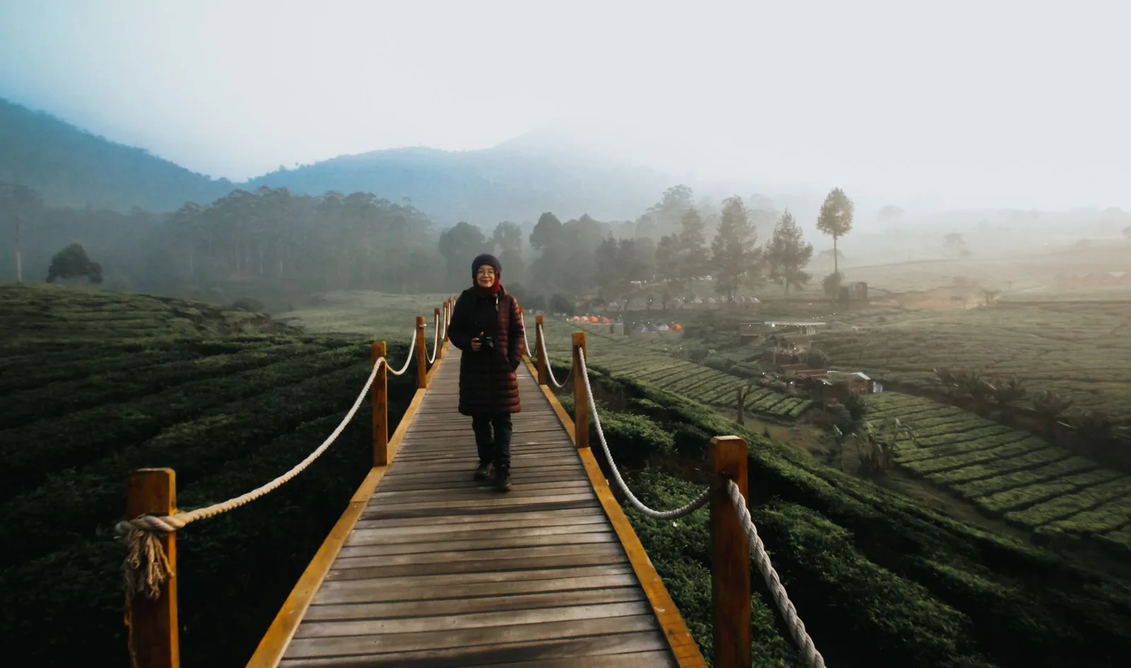 Người phụ nữ đi dạo trong công viên để bước tiếp