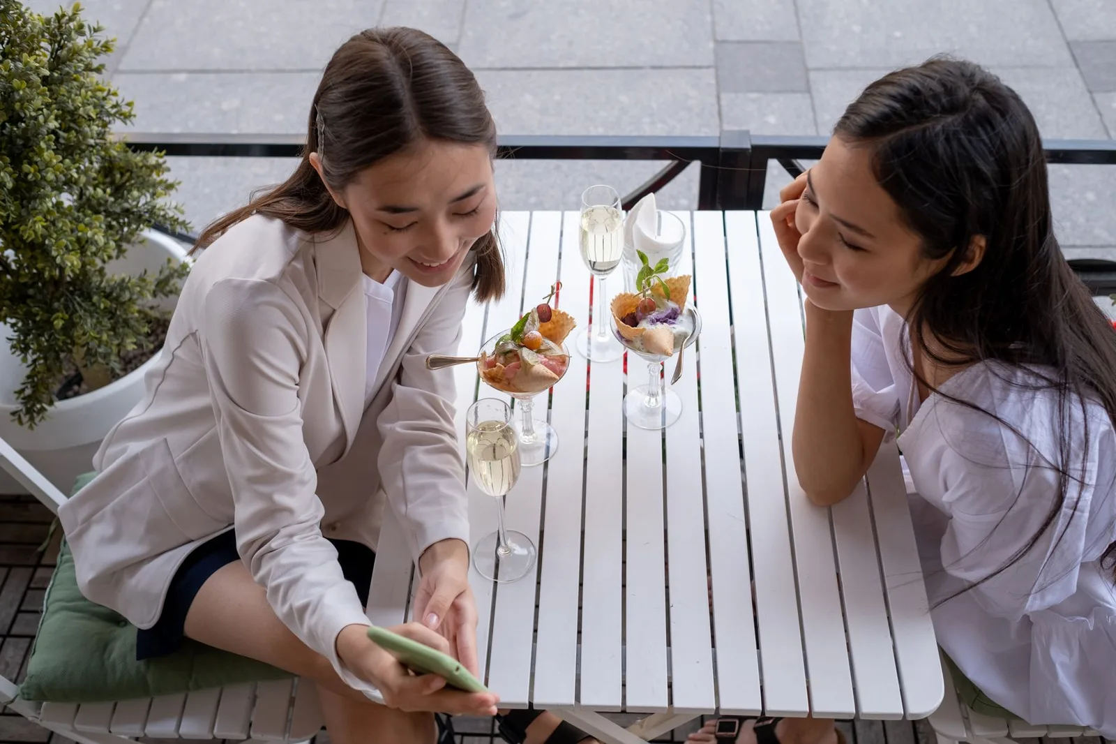Cuộc trò chuyện thân thiện nhưng giữ khoảng cách giữa hai người
