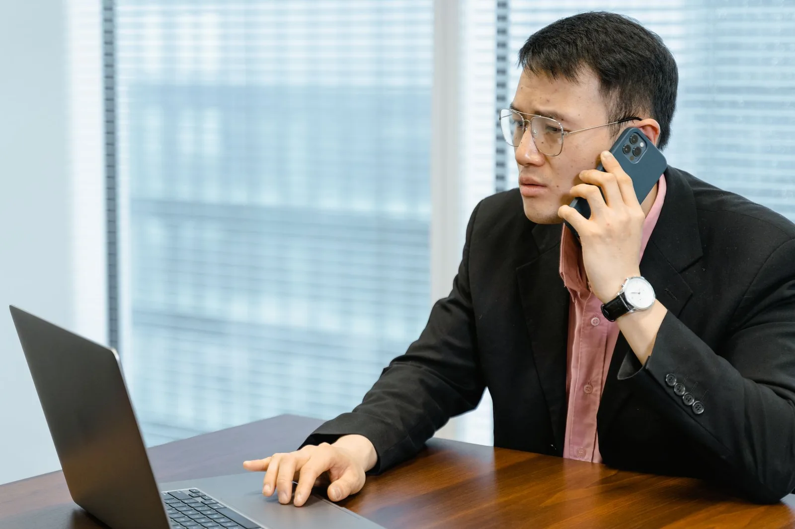 Người đàn ông châu Á bận làm việc nhưng vẫn nhắn tin