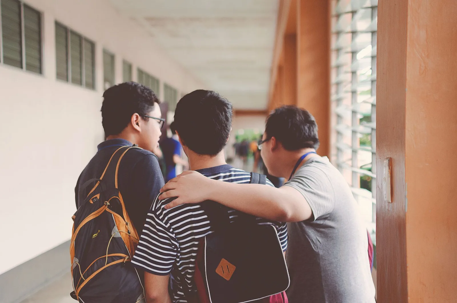 Hai người bạn châu Á trò chuyện chân thành tại quán cà phê