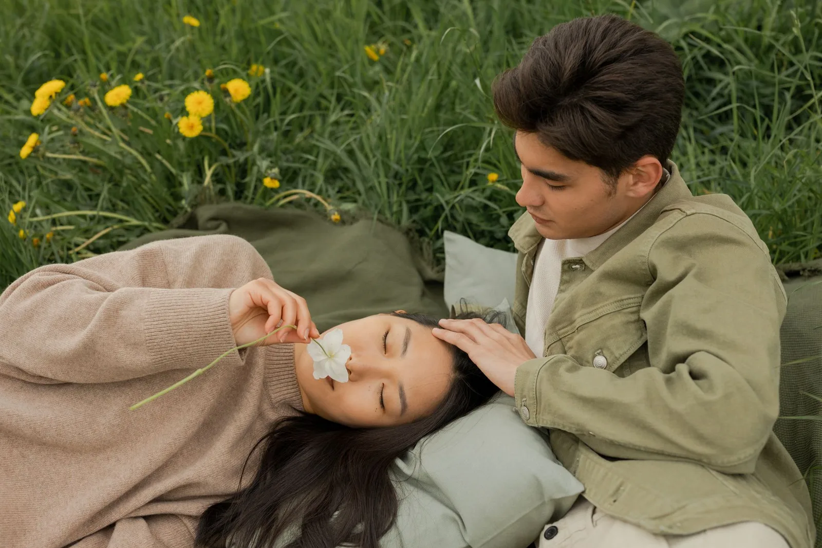 Cặp đôi châu Á quan sát sự quan tâm qua hành động