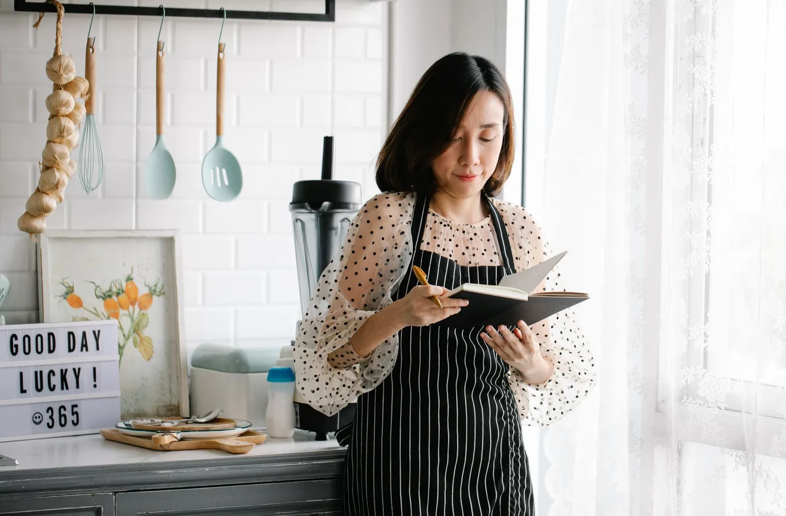 Người phụ nữ châu Á viết nhật ký để chăm sóc cảm xúc