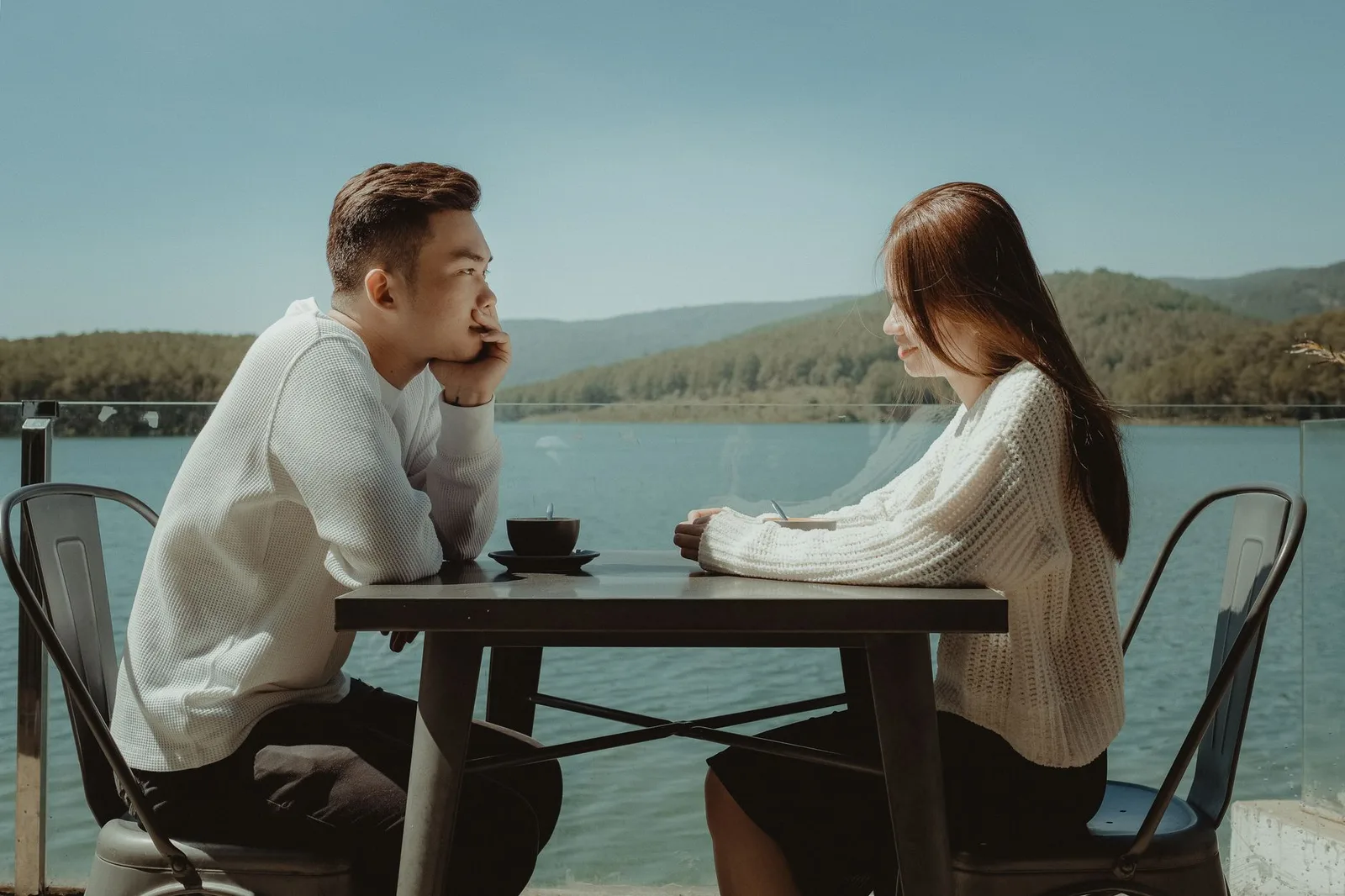 Cô gái châu Á suy tư trước cuộc trò chuyện tình cảm