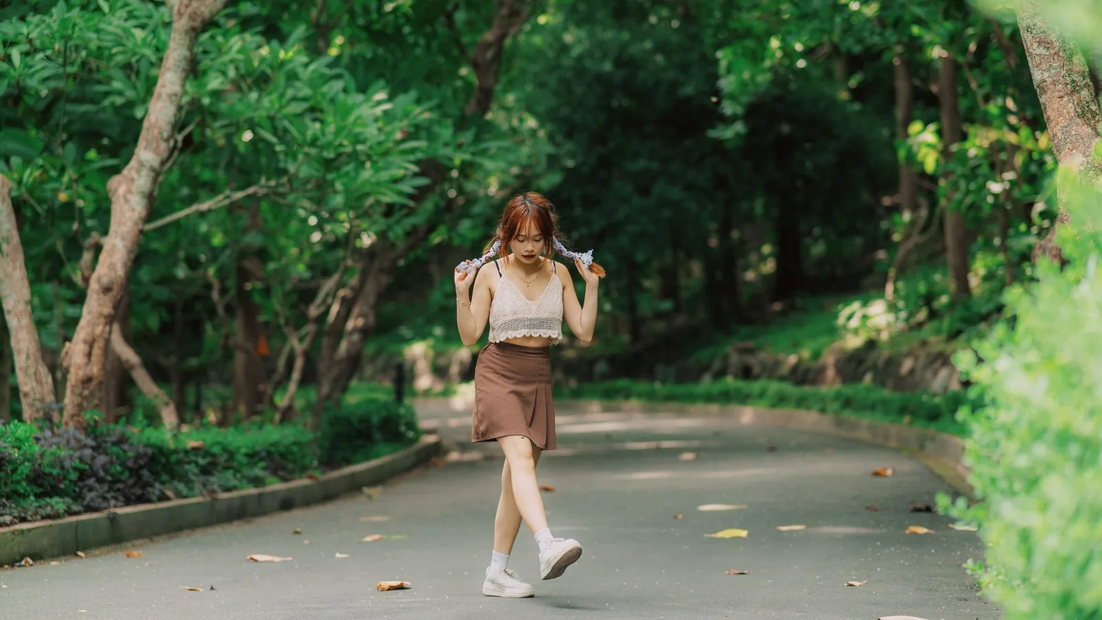 Người trẻ châu Á bình tâm đi bộ trong công viên
