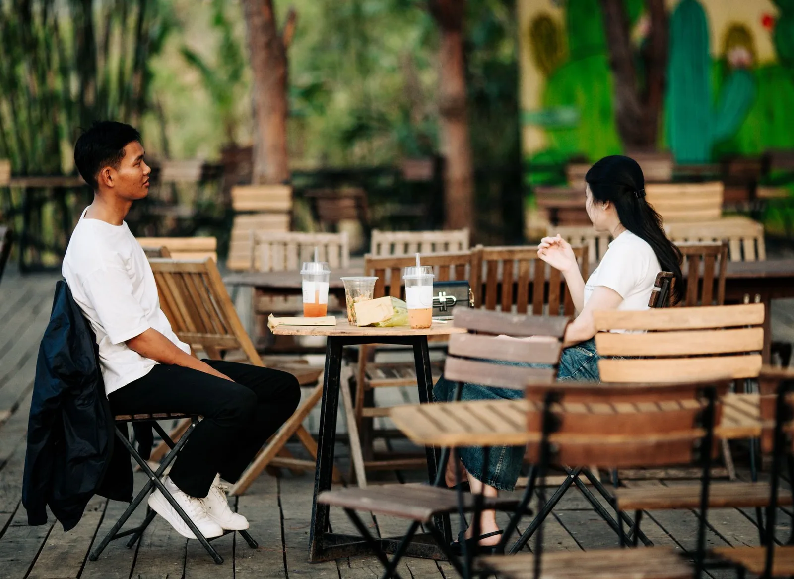 Cặp đôi châu Á trò chuyện thẳng thắn tại quán cà phê
