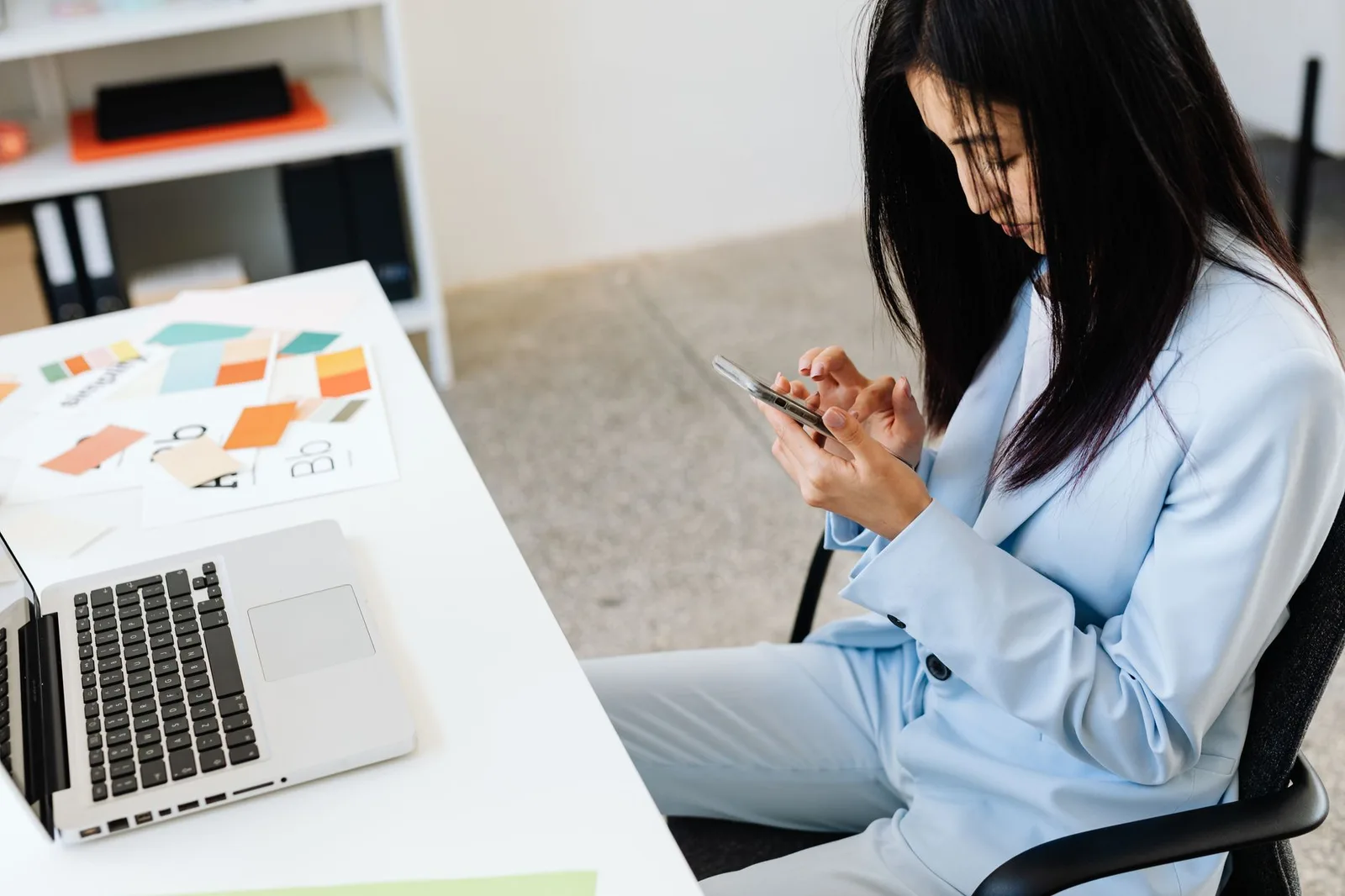 Người phụ nữ bối rối khi kiểm tra điện thoại