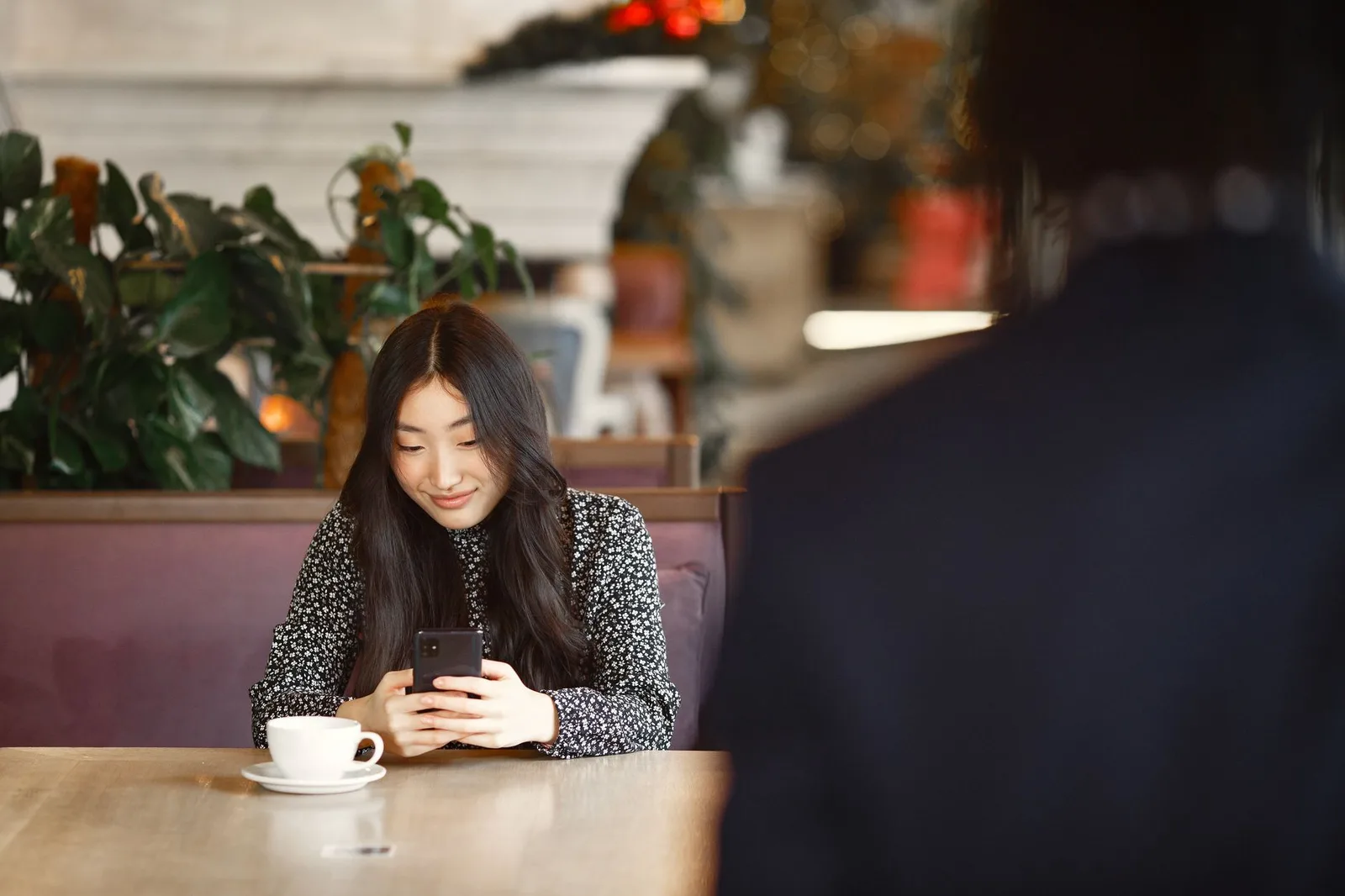 Cô gái châu Á bình tĩnh trước khi trả lời tin nhắn