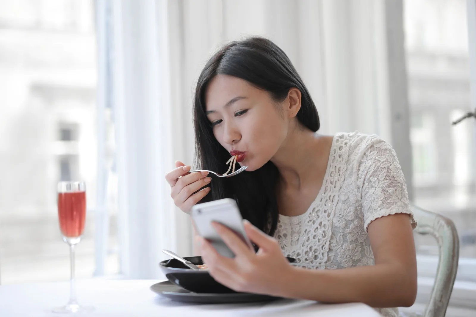 Cô gái châu Á nhắn tin để thiết lập ranh giới