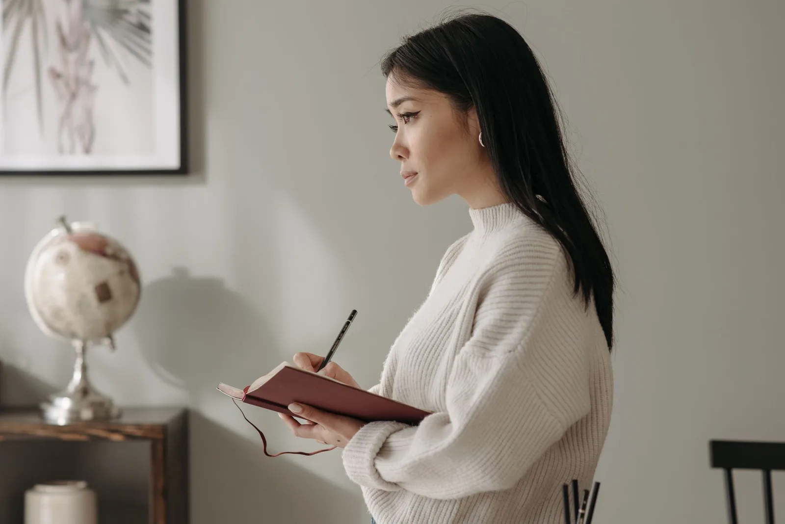 Cô gái châu Á viết nhật ký để chữa lành tổn thương tình bạn