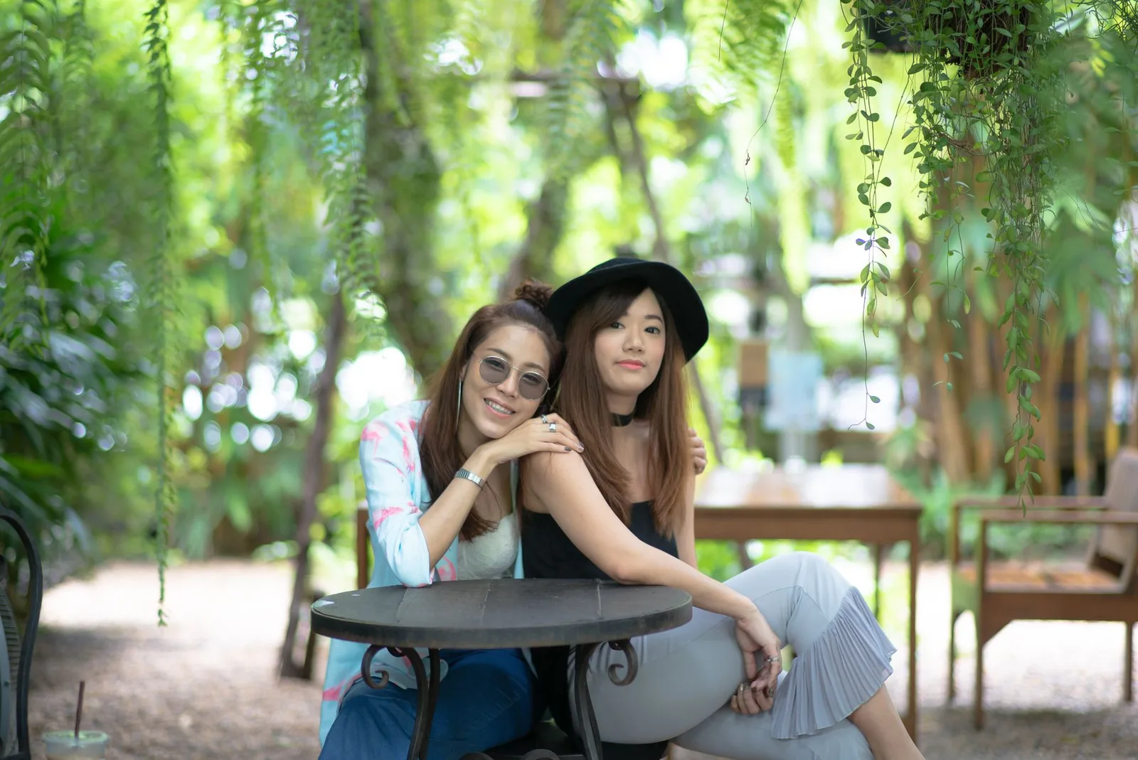 Nhóm bạn châu Á trò chuyện về các mối quan hệ