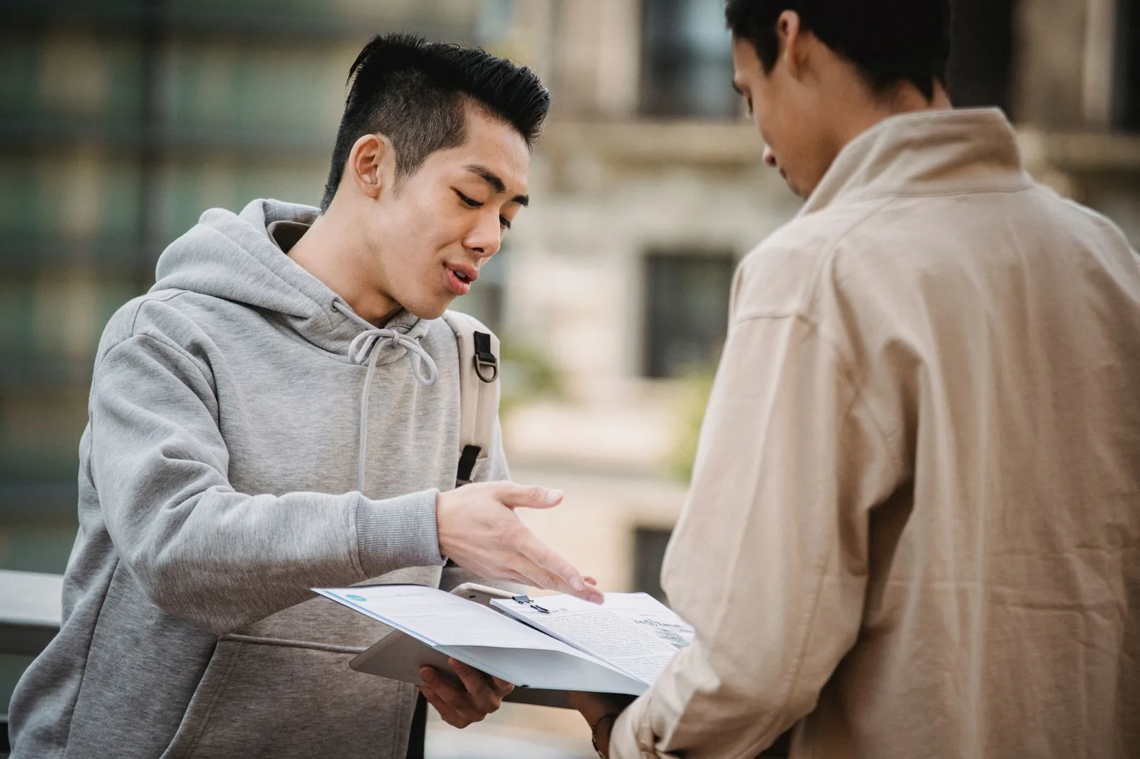 Những người bạn châu Á trò chuyện thẳng thắn cùng nhau