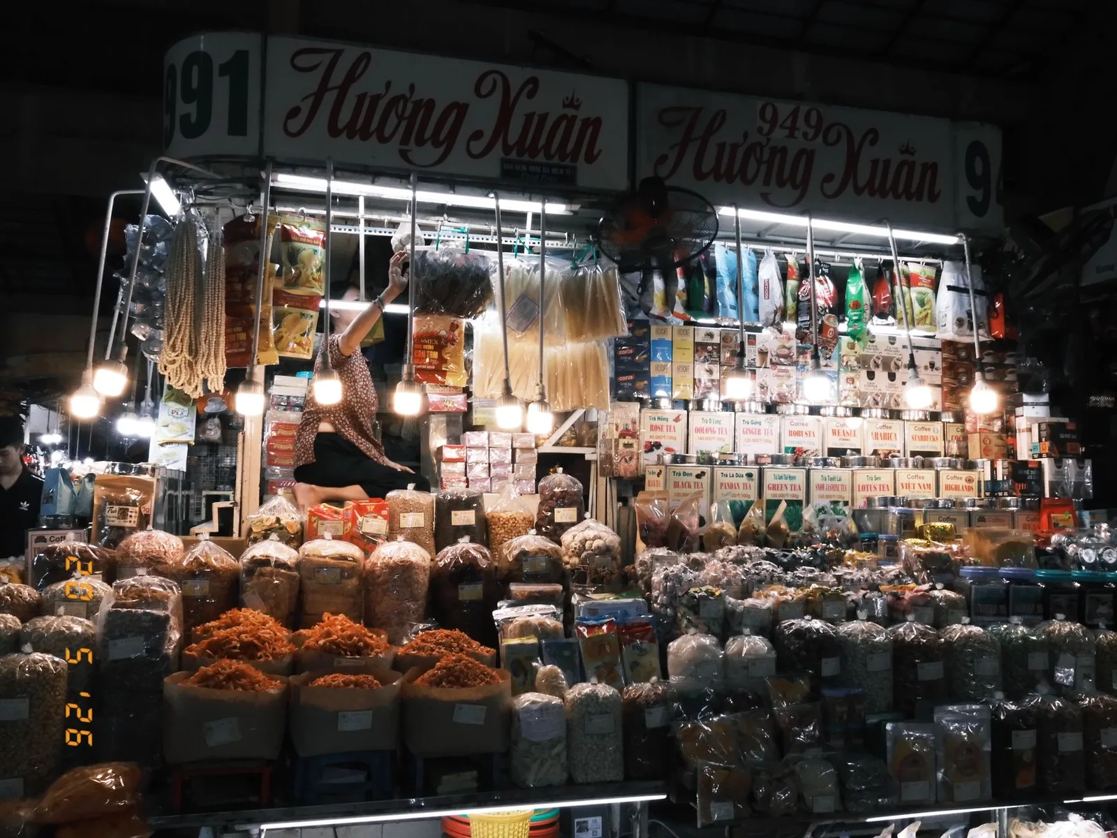 Khu ẩm thực đường phố nhộn nhịp tại Hà Nội