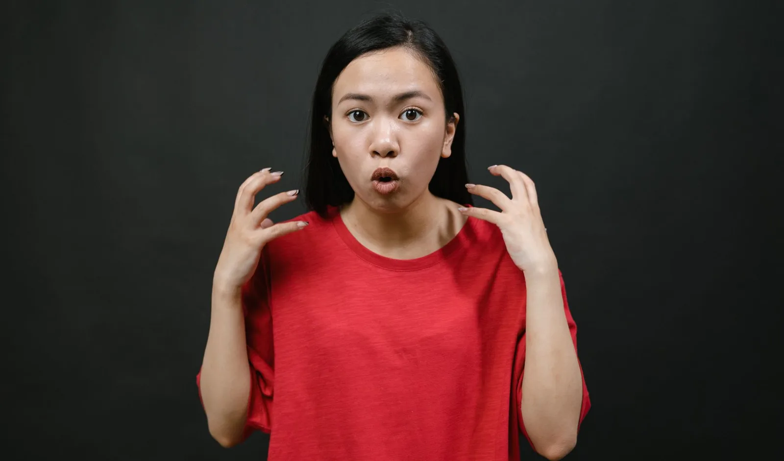Người phụ nữ châu Á bất ngờ trước thông báo mạng xã hội