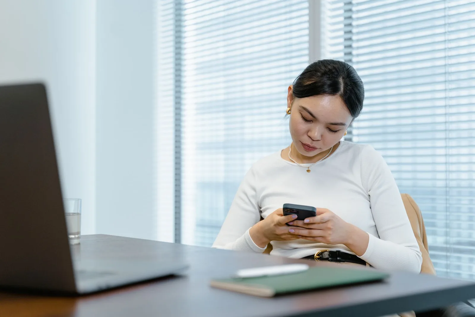 Người phụ nữ châu Á bình tĩnh không phản hồi điện thoại
