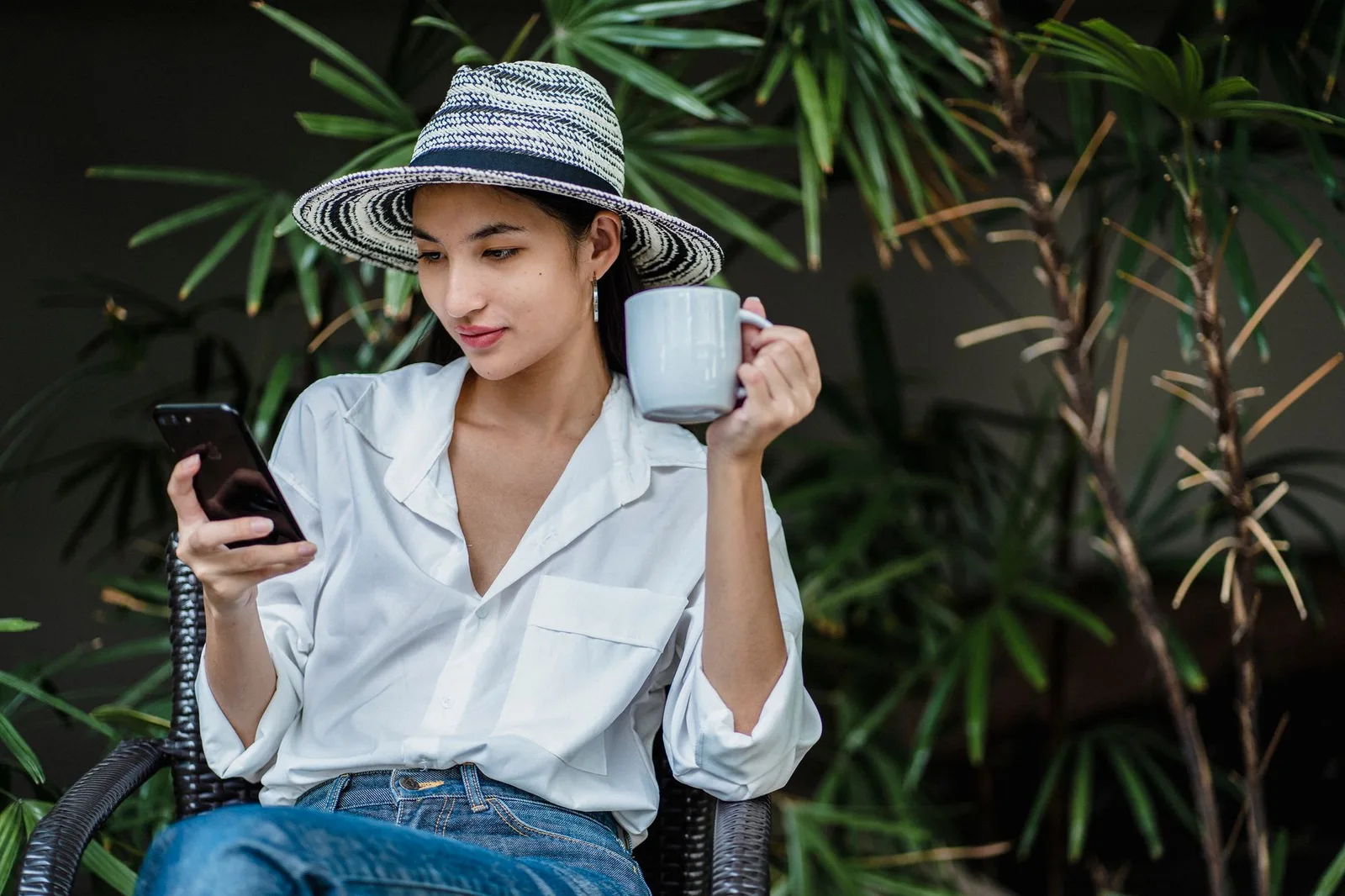 Người phụ nữ châu Á chờ đợi tin nhắn trong im lặng