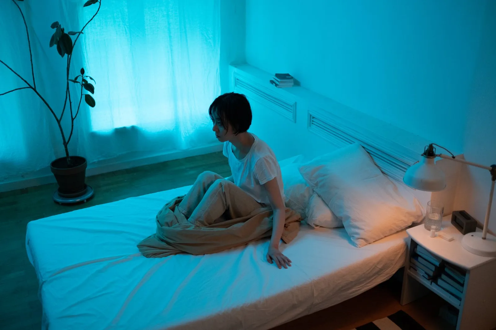 Người phụ nữ châu Á dành thời gian suy ngẫm và bảo vệ bản thân