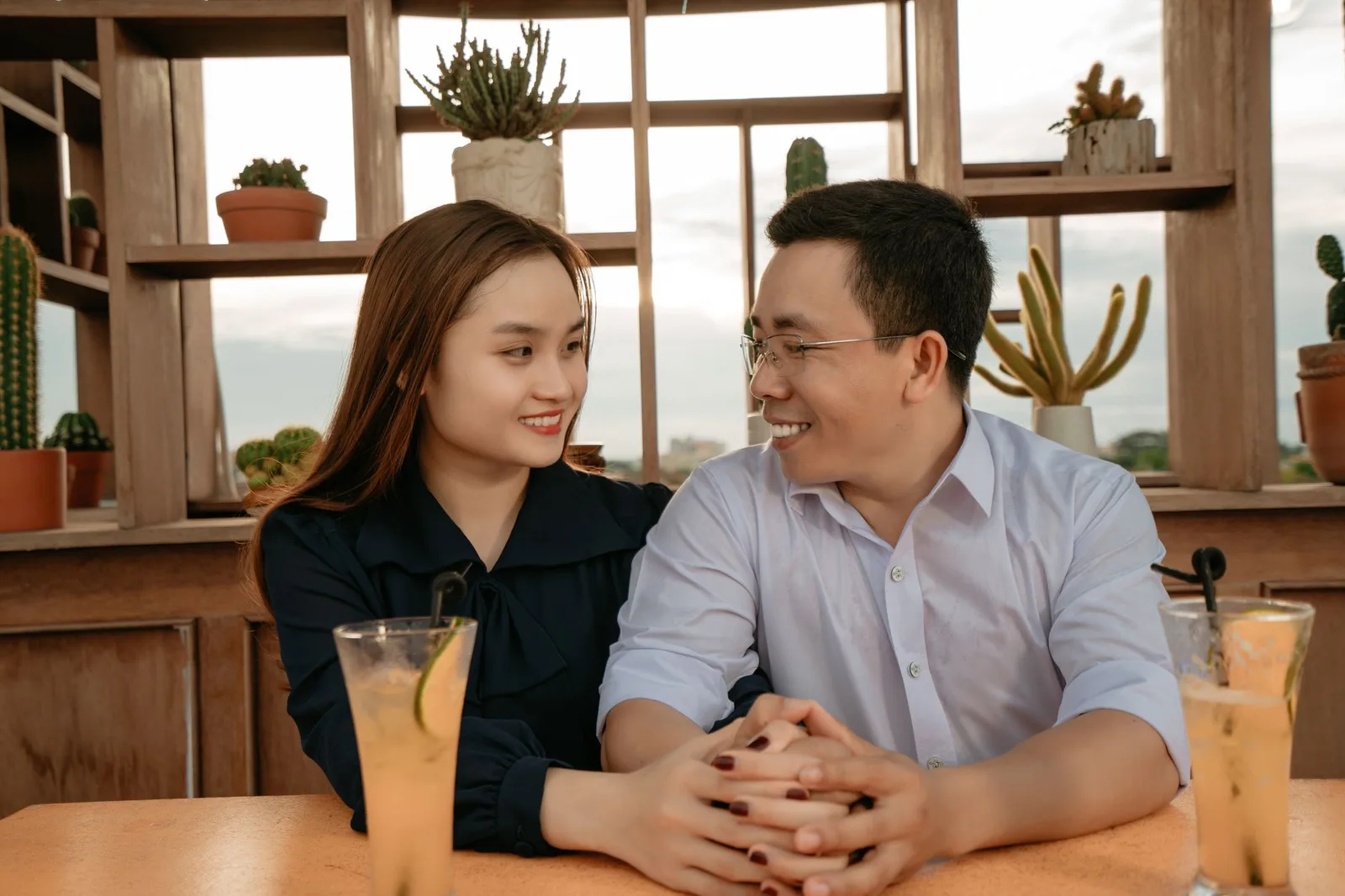Cặp đôi châu Á thảo luận về tương lai tại quán cà phê