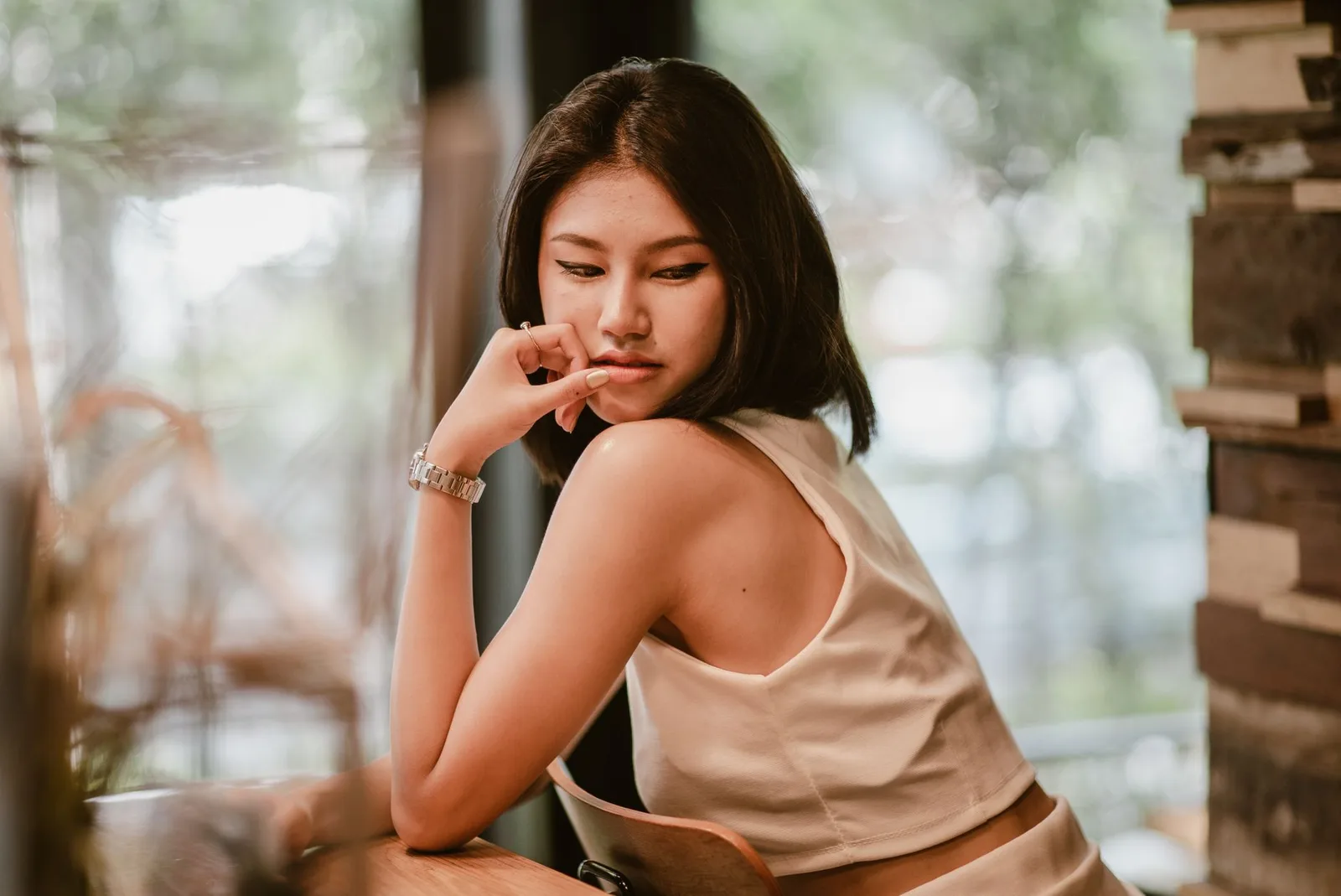 Người phụ nữ châu Á suy ngẫm về lựa chọn trong tình cảm