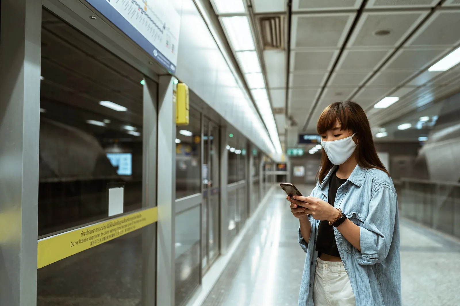 Người phụ nữ châu Á thất vọng khi kiểm tra điện thoại