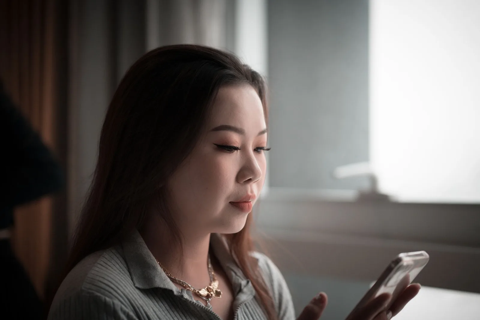 Người phụ nữ châu Á kiểm tra một hồ sơ đáng ngờ