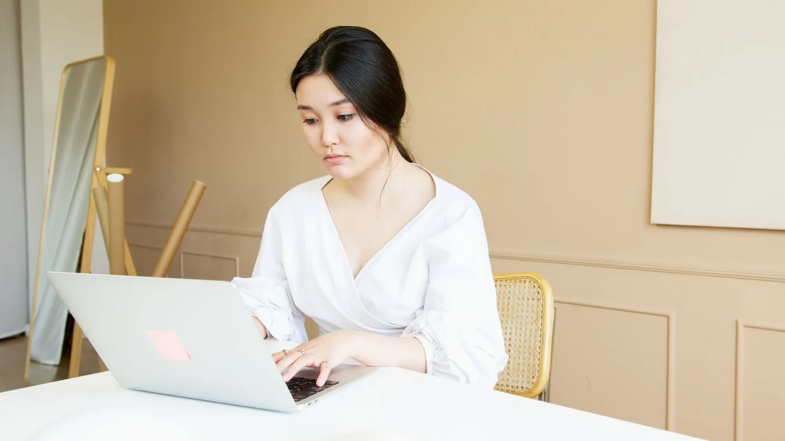 Người phụ nữ châu Á thận trọng khi hẹn hò trực tuyến